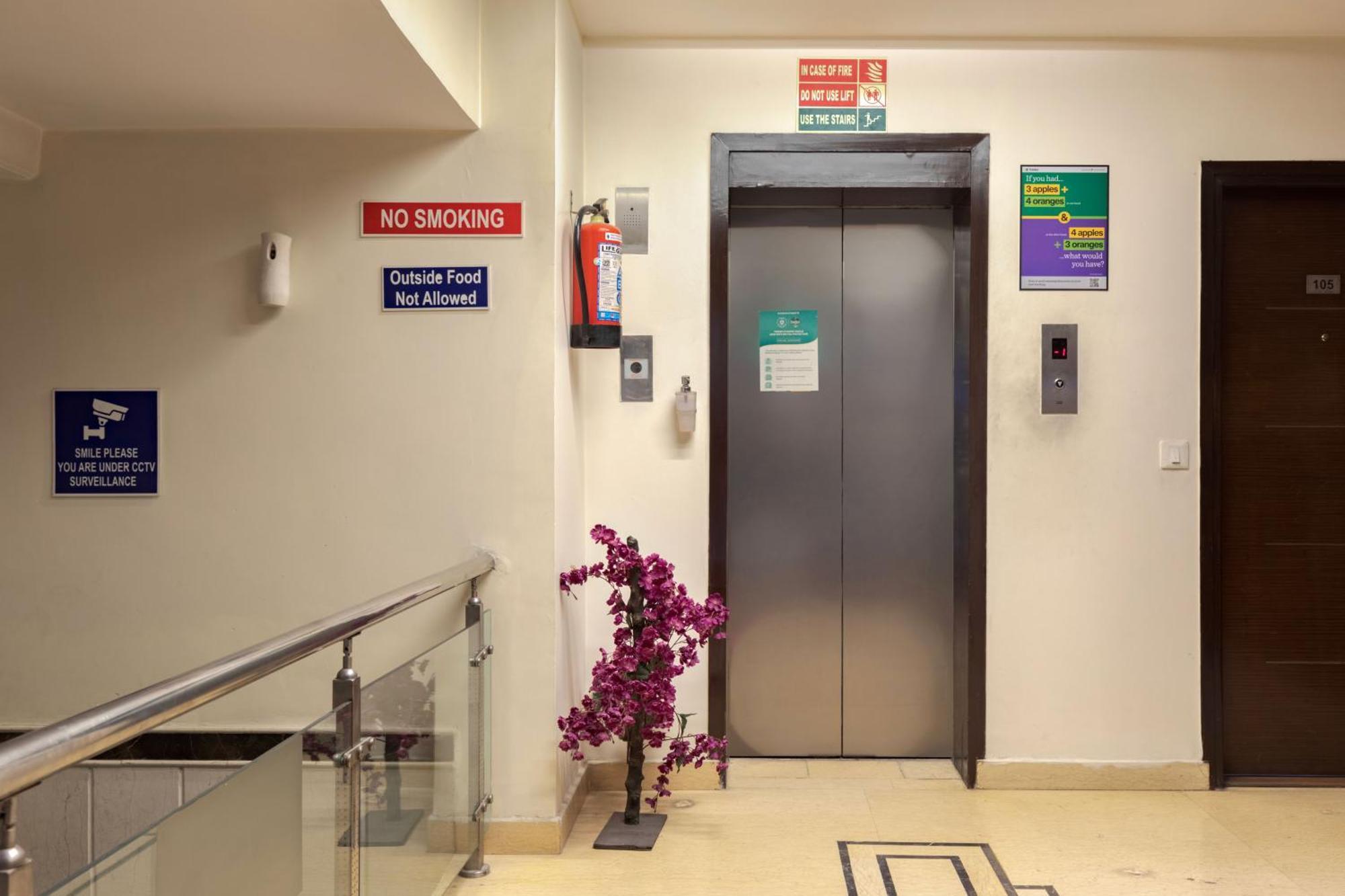 Treebo White Castle, Gurgaon Hotel Bagian luar foto