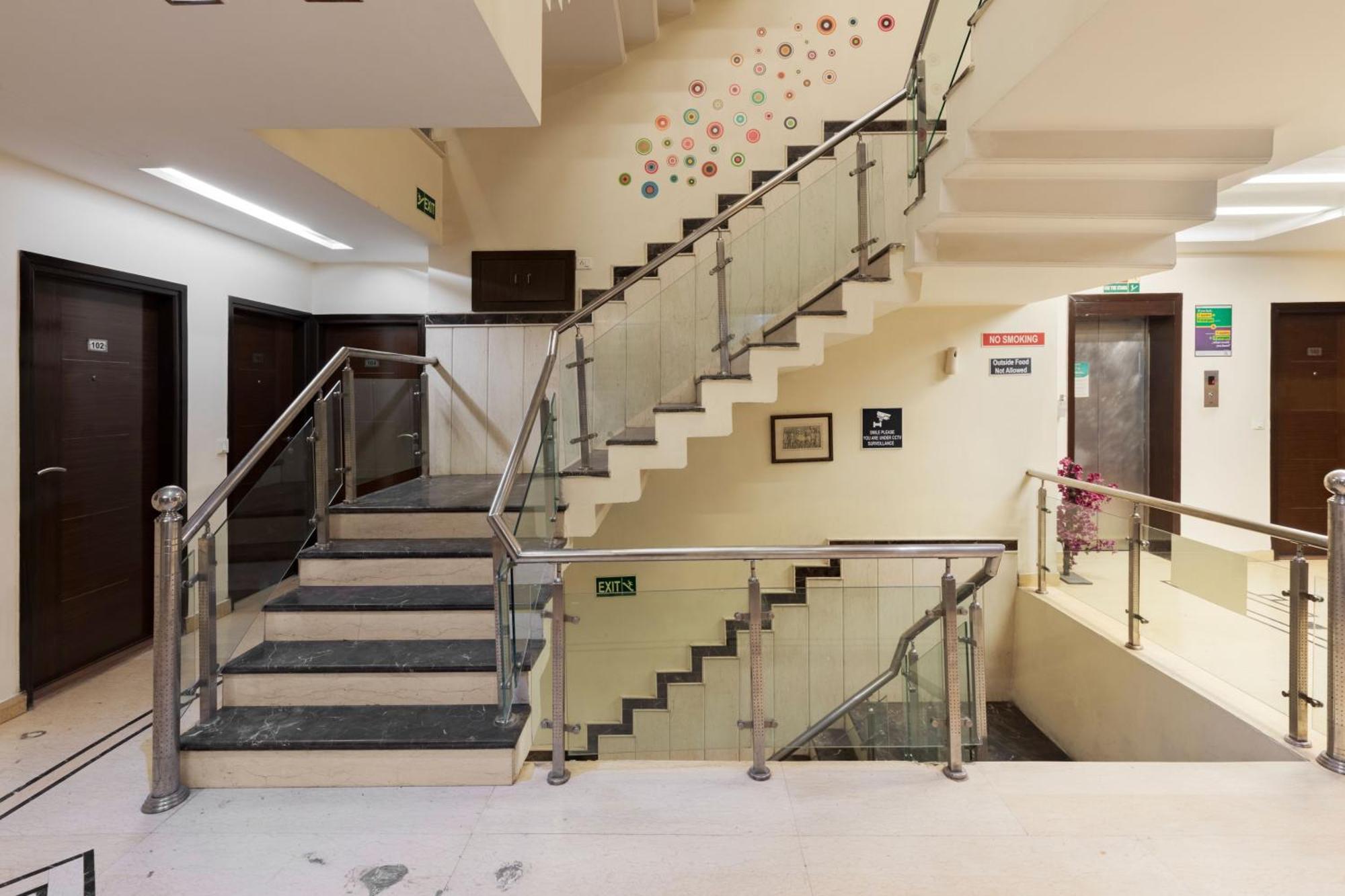 Treebo White Castle, Gurgaon Hotel Bagian luar foto