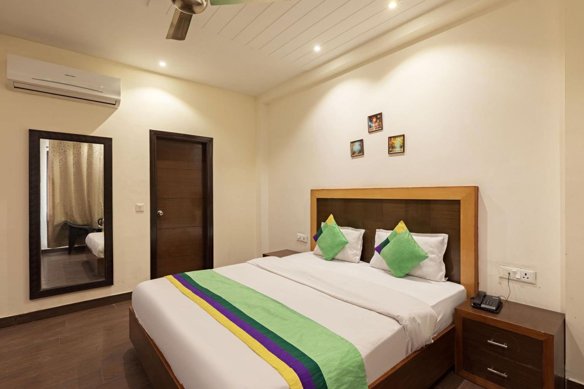 Treebo White Castle, Gurgaon Hotel Bagian luar foto