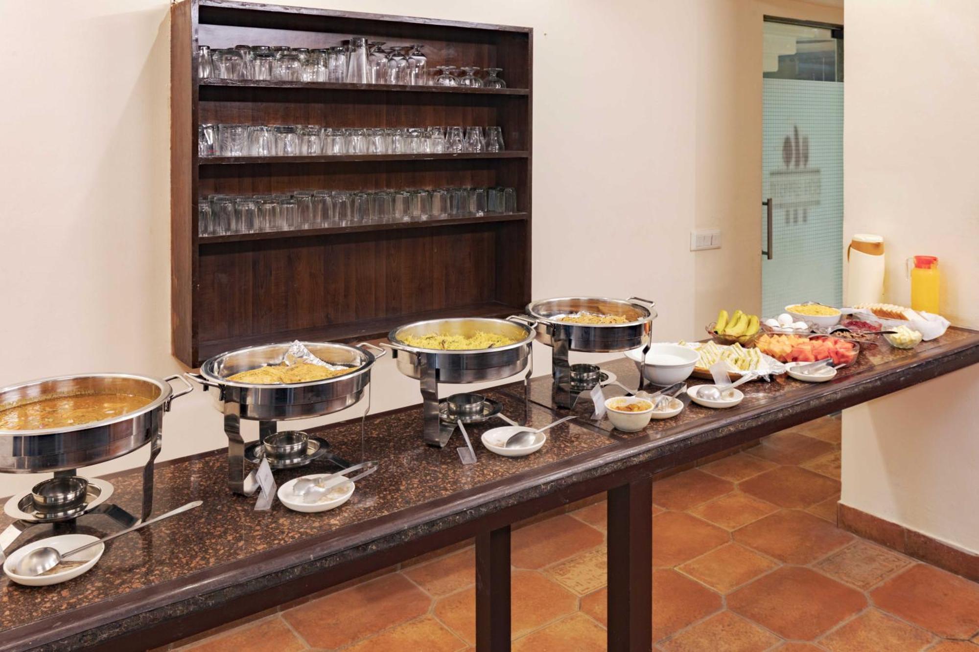 Treebo White Castle, Gurgaon Hotel Bagian luar foto