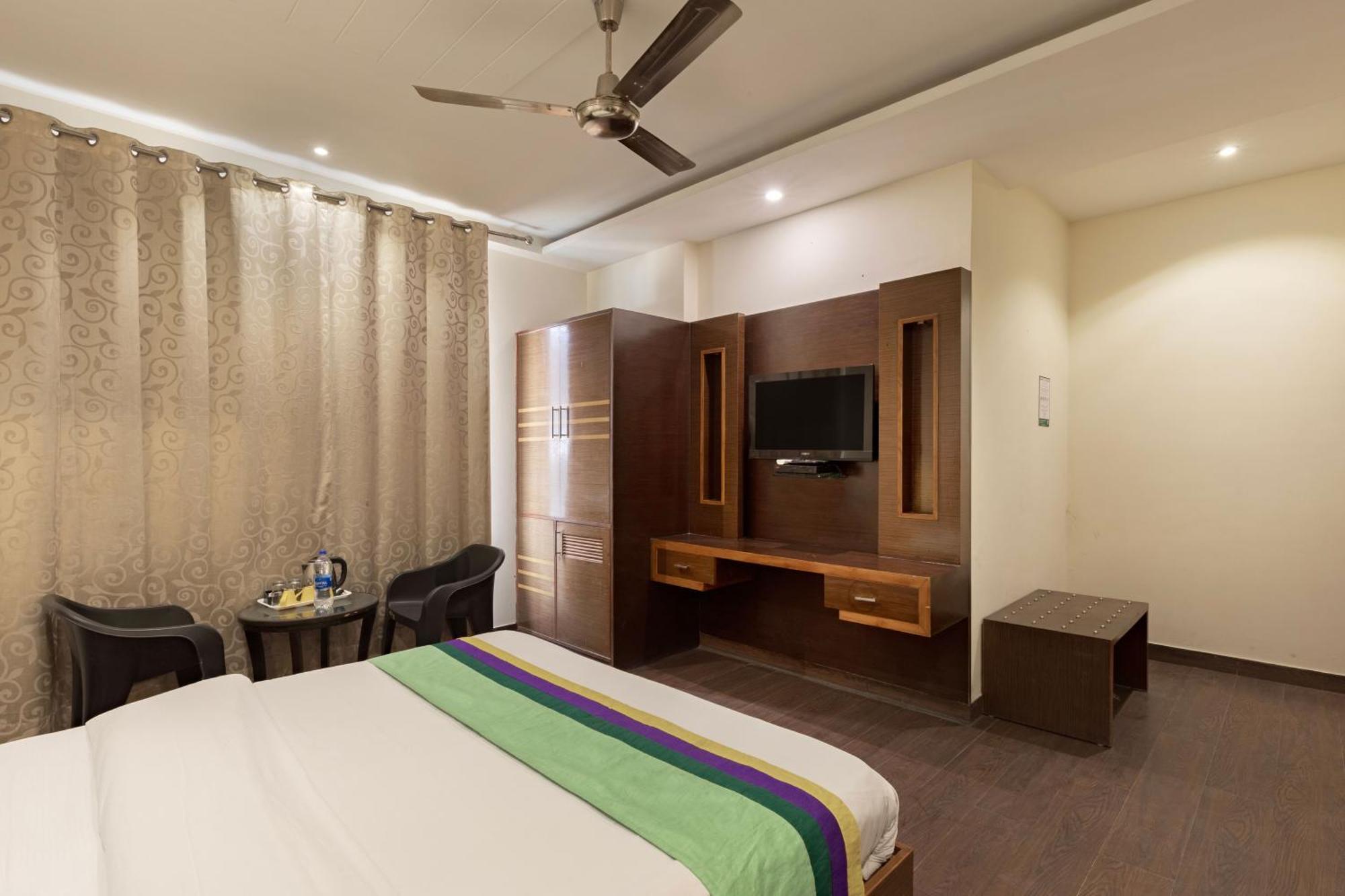 Treebo White Castle, Gurgaon Hotel Bagian luar foto