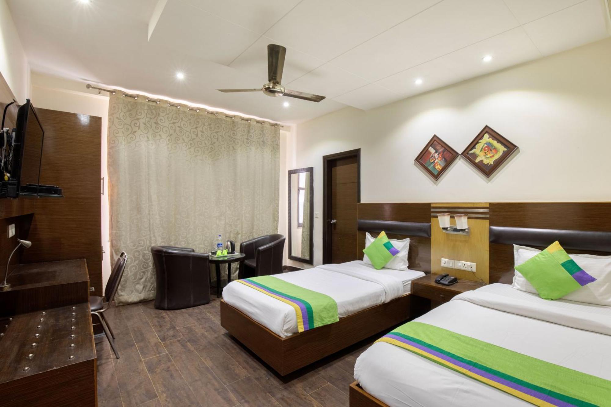 Treebo White Castle, Gurgaon Hotel Bagian luar foto