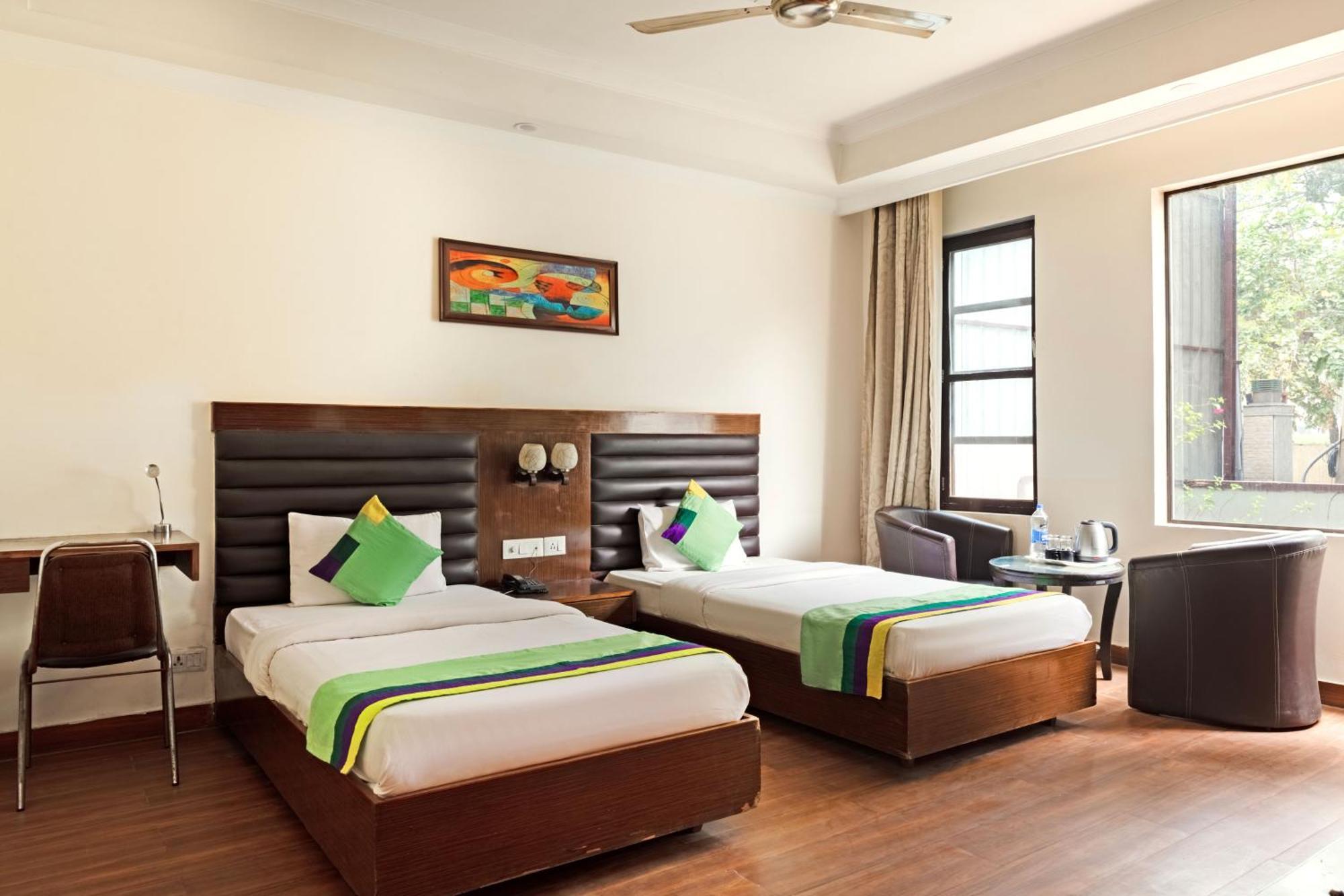 Treebo White Castle, Gurgaon Hotel Bagian luar foto