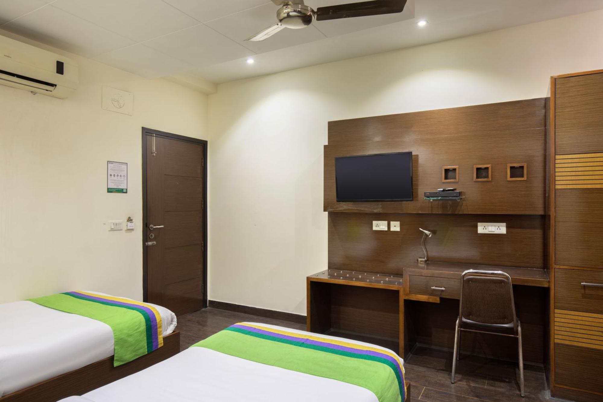 Treebo White Castle, Gurgaon Hotel Bagian luar foto