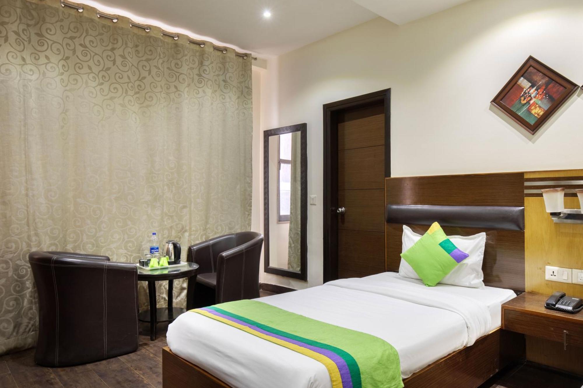 Treebo White Castle, Gurgaon Hotel Bagian luar foto