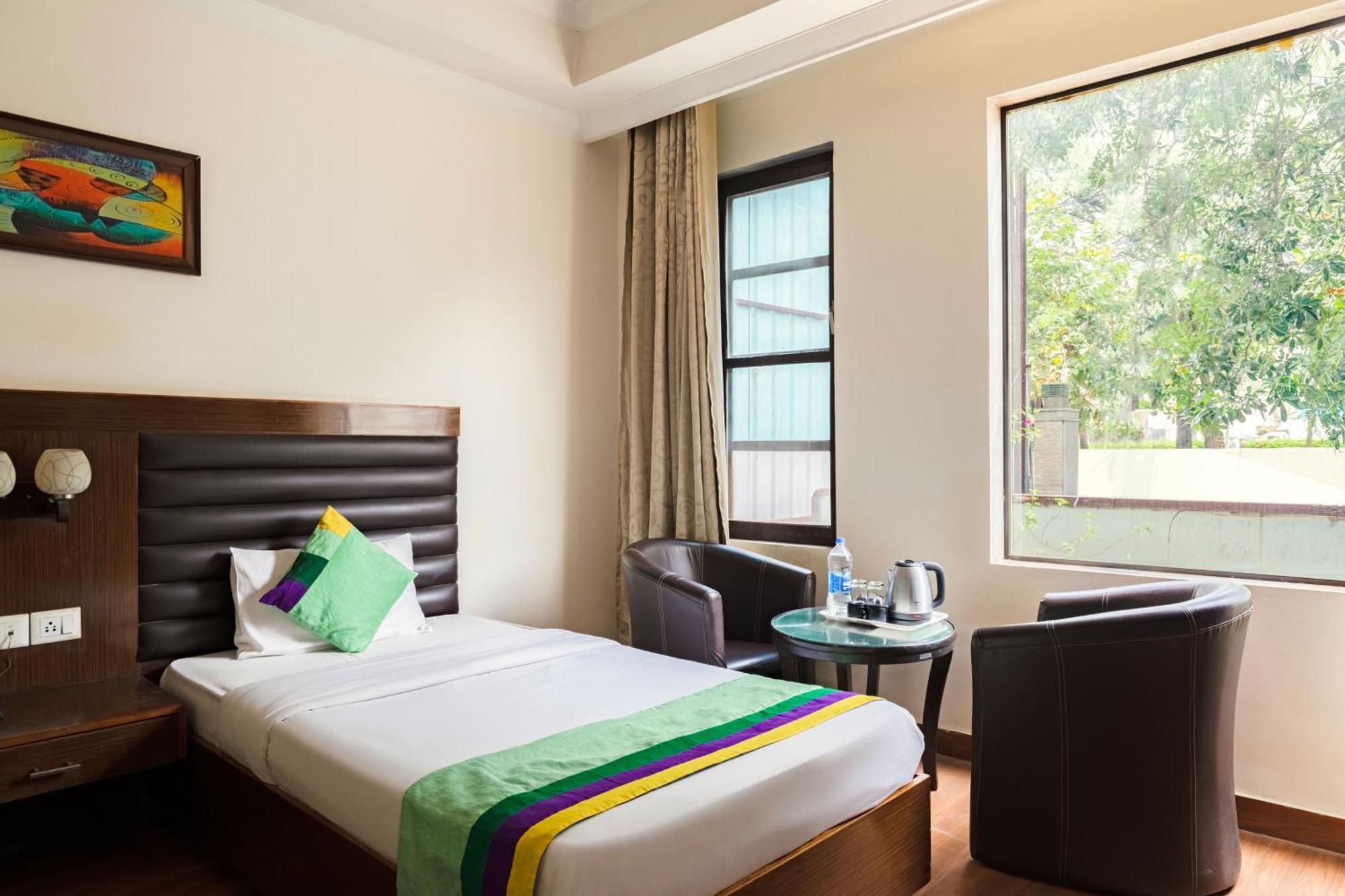 Treebo White Castle, Gurgaon Hotel Bagian luar foto
